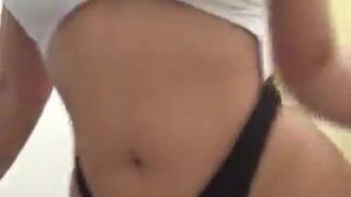 miss raquel Petite babe having fun in free chat