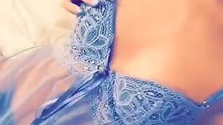 gwen singer Juicy chick fucks herself in cunt