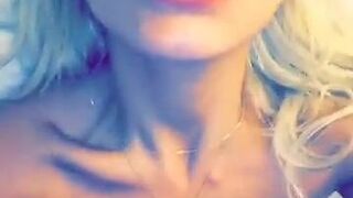 gwen singer Stunning Curva dabbles with dildo