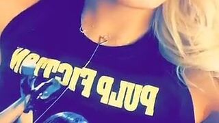 gwen singer Hot babe fucks cunt