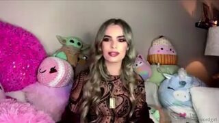 shiaswordgirl Busty prostitute poses nude