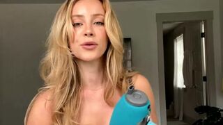 daisykeech Busty babe gently pulls pussy