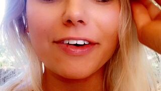 xxxvanessaxxx Naughty Shmara gently pulls pussy