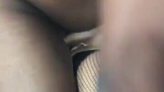 Naughty Alysha Hot kralja kneads pussy with a strap-on