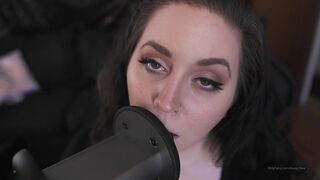 dovey Mature confused jerks off shaggy pussy