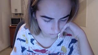 Molly_Mae jerking on a chair