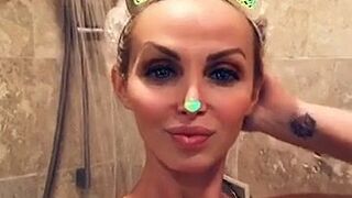 Nikki Benz Curvy female fucks both holes