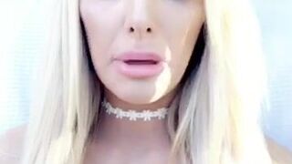 Lynaritaa Exquisite curva shows juicy ass