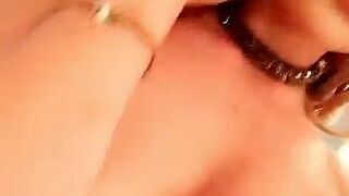 Lola Wonderful quinit pushes fingers