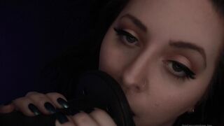 dovey Busty wench pulls pussy