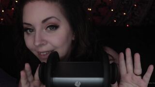 dovey Mysterious goddess gently caresses her ass with her fingers