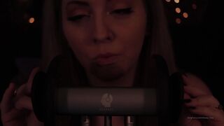 dovey Painted chick sucks dildo