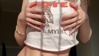 chlobodyyyvip Tattooed beauty pulls the clitoris with a vibrator