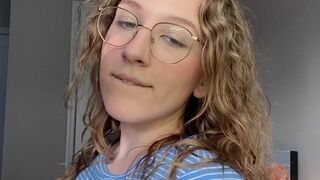 chlobodyyyvip A nice babe kneads her cunt