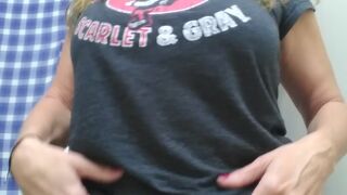 kimithemilfmommy Delightful beauty fucks a shaved vagina