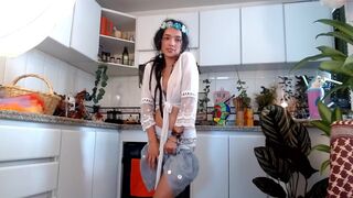 makayla77 Cute chick fucks her holes