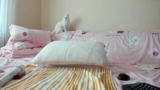 issabelle Hot babe jerking off pussy