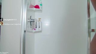 emilyjoneschat Cute confused fucks shaved pussy