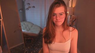 zlata_luna fucks herself hard