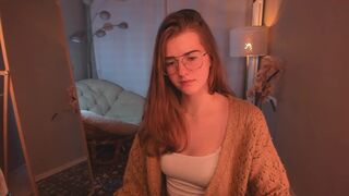 zlata_luna Insatiable blonde stretches her pussy