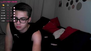 zzefirki shows his ass