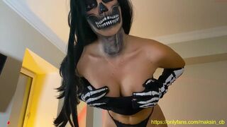 maksin_cb Hot chick fingering both holes