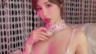 Yui Xin Cute curva fucks vaginal opening