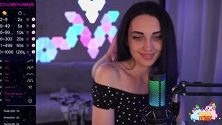 MalinaBo0m  Sweet chick fingers herself