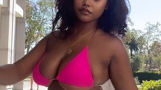 alieyarose onlyfans Minx in hat caresses clit