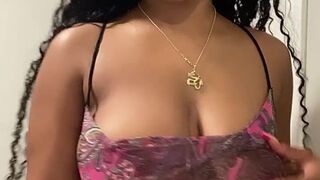 alieyarose onlyfans Busty chick rubs her body with oil