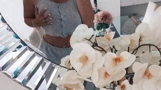 Bunnyrosex onlyfans massages the clitoris in the car