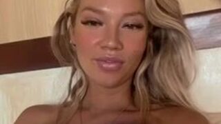 Allexa Collins onlyfans bitch jerks off in the office