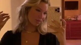 Allexa Collins onlyfans Fascinating passion masturbates shaved pussy