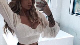 sara__mascara  Juicy chick fingers her shaved holes