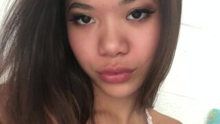 VinaSkyy onlyfans Hot brunette stretches her hand holes