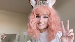 amiiinuu onlyfans beautiful bitch caresses the body