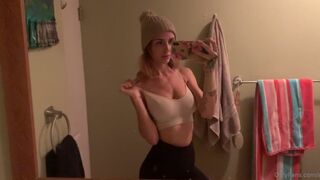 Ava aka avafae Red-haired babe caresses pussy