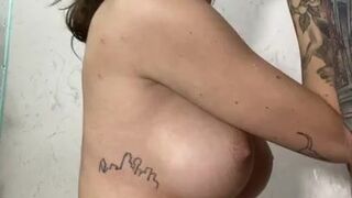 sara__mascara Slender babe masturbates pussy in the bath