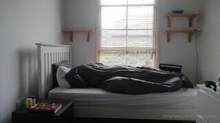 KittyCashew onlyfans Hot lady fucks her shaved pussy