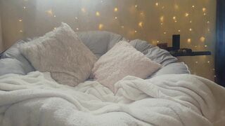 Kas, Skyiiah, itskasxo, itskaslol, sky wallace, skywallace onlyfans A young doll is naughty with a vibrator