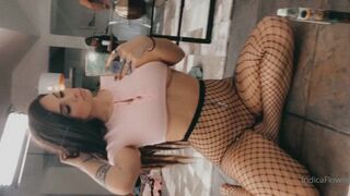 Indica Flower onlyfans Masturbates the cap behind the cash register