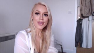 ElleBrookeUK onlyfans Exquisite babe caresses shaved cunt