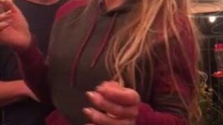 Nicole Aniston undresses and shows puffy bread