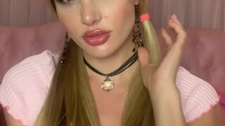 Miss Kenzie Ann, Mackenzie Thoma, misskenzieanne Skinny babe jerking her shaved cunt