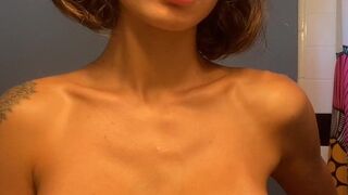 Amira Brie, Princess Amira B, brieamira Busty kurva jerks her pussy and squirts