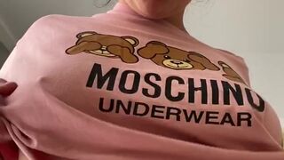 Alisa Mustang Slender babe masturbates pussy in the bath