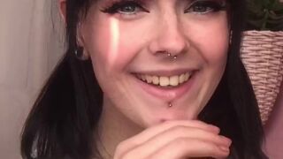 Feya Fern (feyafern aka Ittybittykath) onlyfans jerking off her old pussy