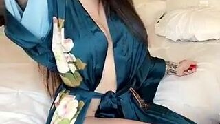 Suttin onlyfans dancing naked and pulling pussy