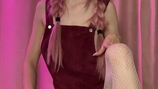 Anna, semulv, semulv Black-haired nymph pulls pussy