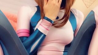 Alice Bong onlyfans caressed on the bed